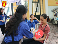 Thi THPT Quốc gia 2019: Phụ huynh sĩ tử bồn chồn chờ đợi trước cổng trường thi