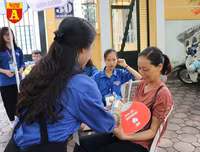 Thi THPT Quốc gia 2019: Phụ huynh sĩ tử bồn chồn chờ đợi trước cổng trường thi