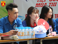 Thi THPT Quốc gia 2019: Phụ huynh sĩ tử bồn chồn chờ đợi trước cổng trường thi