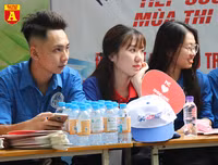 Thi THPT Quốc gia 2019: Phụ huynh sĩ tử bồn chồn chờ đợi trước cổng trường thi