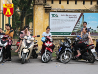 Thi THPT Quốc gia 2019: Phụ huynh sĩ tử bồn chồn chờ đợi trước cổng trường thi