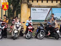 Thi THPT Quốc gia 2019: Phụ huynh sĩ tử bồn chồn chờ đợi trước cổng trường thi