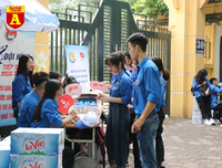 Thi THPT Quốc gia 2019: Phụ huynh sĩ tử bồn chồn chờ đợi trước cổng trường thi