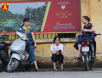 Thi THPT Quốc gia 2019: Phụ huynh sĩ tử bồn chồn chờ đợi trước cổng trường thi