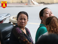 Thi THPT Quốc gia 2019: Phụ huynh sĩ tử bồn chồn chờ đợi trước cổng trường thi