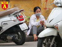 Thi THPT Quốc gia 2019: Phụ huynh sĩ tử bồn chồn chờ đợi trước cổng trường thi