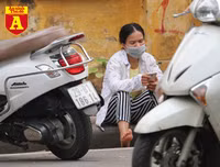 Thi THPT Quốc gia 2019: Phụ huynh sĩ tử bồn chồn chờ đợi trước cổng trường thi