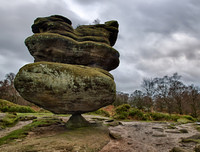 [ẢNH] Kỳ lạ những tảng đá cổ nằm chênh vênh trăm năm mà không bị đổ