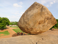 [ẢNH] Kỳ lạ những tảng đá cổ nằm chênh vênh trăm năm mà không bị đổ