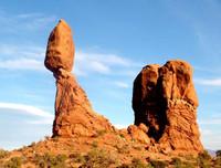 [ẢNH] Kỳ lạ những tảng đá cổ nằm chênh vênh trăm năm mà không bị đổ