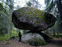 [ẢNH] Kỳ lạ những tảng đá cổ nằm chênh vênh trăm năm mà không bị đổ