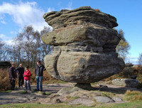 [ẢNH] Kỳ lạ những tảng đá cổ nằm chênh vênh trăm năm mà không bị đổ