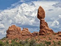 [ẢNH] Kỳ lạ những tảng đá cổ nằm chênh vênh trăm năm mà không bị đổ