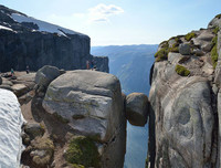 [ẢNH] Kỳ lạ những tảng đá cổ nằm chênh vênh trăm năm mà không bị đổ