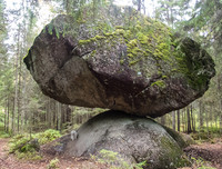 [ẢNH] Kỳ lạ những tảng đá cổ nằm chênh vênh trăm năm mà không bị đổ