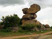 [ẢNH] Kỳ lạ những tảng đá cổ nằm chênh vênh trăm năm mà không bị đổ