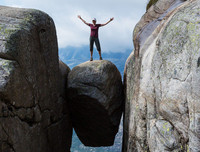 [ẢNH] Kỳ lạ những tảng đá cổ nằm chênh vênh trăm năm mà không bị đổ