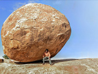 [ẢNH] Kỳ lạ những tảng đá cổ nằm chênh vênh trăm năm mà không bị đổ