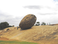 [ẢNH] Kỳ lạ những tảng đá cổ nằm chênh vênh trăm năm mà không bị đổ