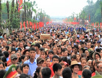 Trời mát, người dân vẫn vật vã di chuyển tại Lễ hội Đền Hùng