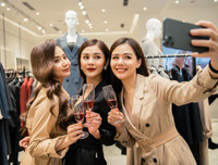 [ẢNH] Trai xinh gái đẹp showbiz hội tụ trong đám cưới 