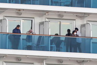 [ẢNH] Cuộc sống tù túng trên siêu tàu du lịch Diamond Princess bị cách ly do virus corona