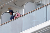 [ẢNH] Cuộc sống tù túng trên siêu tàu du lịch Diamond Princess bị cách ly do virus corona