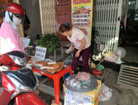 [ẢNH] Ngày vía Thần Tài 2020: Những mặt hàng đắt khách ngoài... vàng