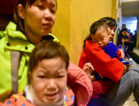 [Ảnh] Vất vả xếp hàng trong đêm mưa rét để xét nghiệm sán lợn cho con