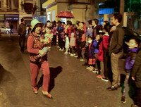 [Ảnh] Vất vả xếp hàng trong đêm mưa rét để xét nghiệm sán lợn cho con