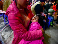 [Ảnh] Vất vả xếp hàng trong đêm mưa rét để xét nghiệm sán lợn cho con