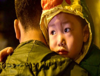 [Ảnh] Vất vả xếp hàng trong đêm mưa rét để xét nghiệm sán lợn cho con