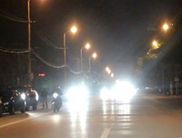 [ẢNH] Nguy hiểm khôn lường khi bật đèn pha không đúng cách