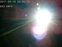 [ẢNH] Nguy hiểm khôn lường khi bật đèn pha không đúng cách