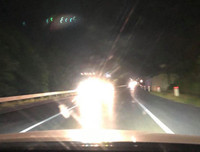 [ẢNH] Nguy hiểm khôn lường khi bật đèn pha không đúng cách