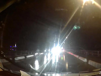 [ẢNH] Nguy hiểm khôn lường khi bật đèn pha không đúng cách