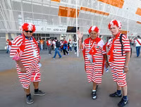 [ẢNH] Cổ động viên bóng đá mang 