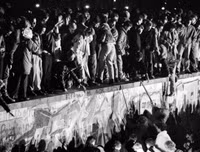 [ẢNH] Những bức ảnh chưa từng được công bố về bức tường Berlin lịch sử