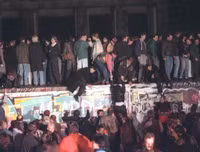 [ẢNH] Những bức ảnh chưa từng được công bố về bức tường Berlin lịch sử