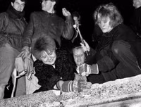 [ẢNH] Những bức ảnh chưa từng được công bố về bức tường Berlin lịch sử