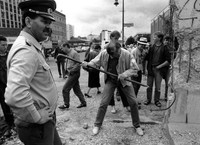 [ẢNH] Những bức ảnh chưa từng được công bố về bức tường Berlin lịch sử