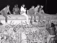 [ẢNH] Những bức ảnh chưa từng được công bố về bức tường Berlin lịch sử