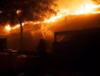 [ẢNH] Biển lửa nhấn chìm bang California Mỹ