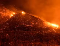 [ẢNH] Biển lửa nhấn chìm bang California Mỹ