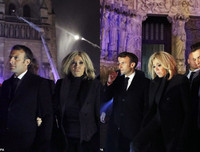 Người dân Paris quỳ gối cầu nguyện trước cảnh nhà thờ Đức Bà bị lửa thiêu rụi