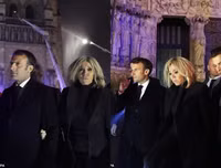 Người dân Paris quỳ gối cầu nguyện trước cảnh nhà thờ Đức Bà bị lửa thiêu rụi