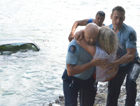 [ẢNH] Cách thoát chết trong gang tấc khi ô tô lao xuống nước