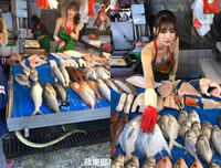 Cô gái phụ mẹ bán cá vô tình làm