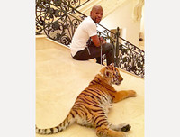 [ẢNH] Bóc giá quà Giáng sinh của Sao Hollywood để đo 