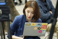 Những bóng hồng quốc tế xinh đẹp tác nghiệp thượng đỉnh Mỹ - Triều tại Hà Nội